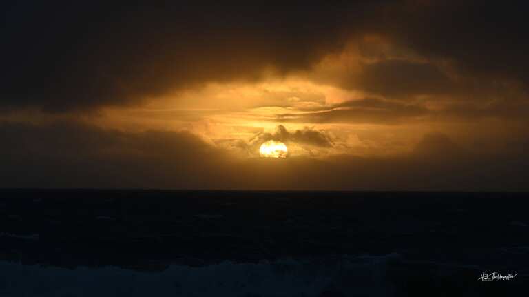 coucher de soleil par grand vent d'ouest sur le parc eolien offshore en mer de Saint-Nazaire