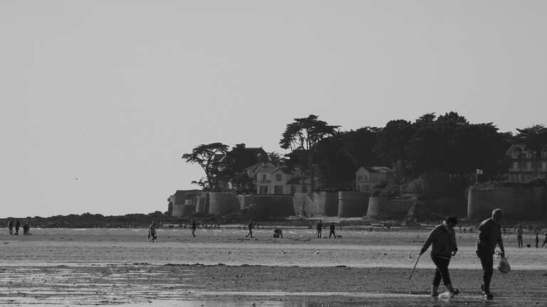 A marée basse les bateaux ne peuvent ni entrer ni sortir du port de La Baule - Le Pouliguen