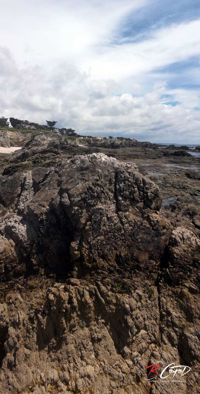 la côte sauvage s'étend depuis le Pouliguen au Croisic : criques, rochers, pistes cyclables, éoliennes