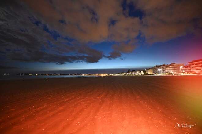 Plage Benoit et au loin plage du Nau avec l'hôtel de ville du Pouliguen