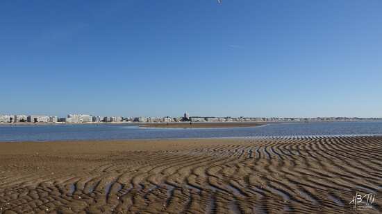Les rides marquées observables au loin par marée très basse montrent que les courants sont forts en cet endroit de la baie de La Baule - Le Pouliguen