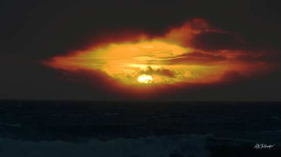 Le soleil el pleine tempête sur la côte sauvage depuis le Pouliguen à Batz-Sur-Mer et plus au loin jusqu'au Croisic