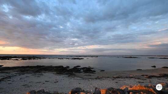 vue plein Ouest sur une crique de la côte sauvage côté Le Croisic au coucher de soleil