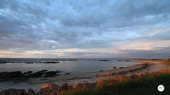 vue sur une crique de la côte sauvage côté Le Croisic au coucher de soleil