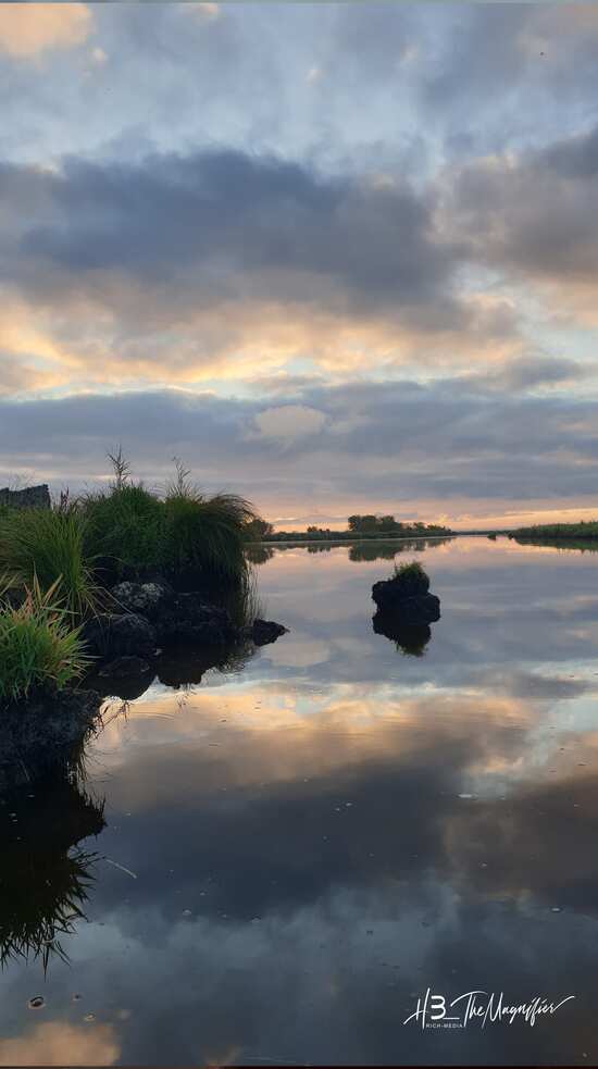 La Grande Brière se révèle par étapes : d’abord mystérieuse sous les nuages, puis embrasée par le soleil levant