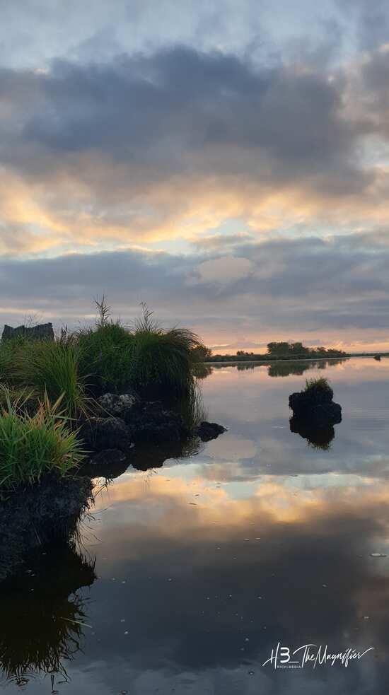La Grande Brière se révèle par étapes : d’abord mystérieuse sous les nuages, puis embrasée par le soleil levant