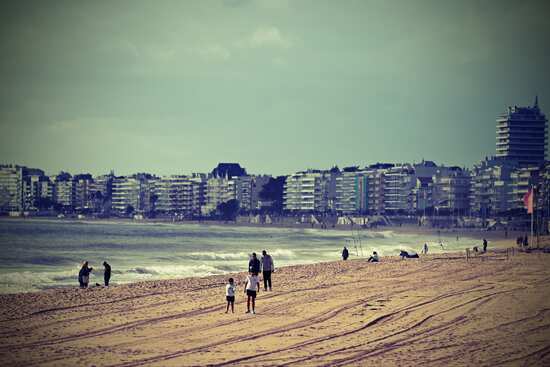 Regard sur la droite vers la plage de La Baule Pornichet : promeneurs à marée haute