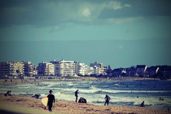 Regard sur la gauche vers la plage de Pornichet : surfers